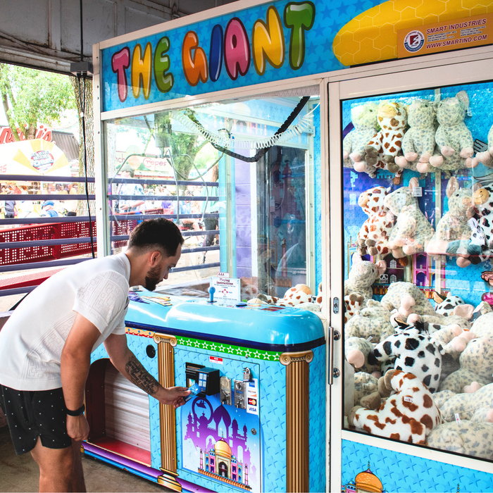 Man making credit card payment using Engage Pulse on arcade machine